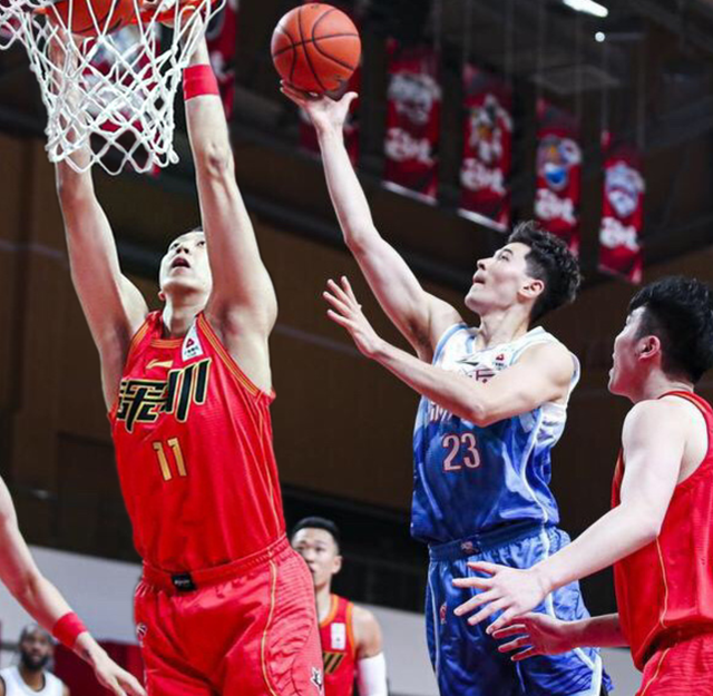 辽宁男篮抢七大战血战阿森纳，高芙砍下11记关键球，全场沸腾(电影血战诺门坎)